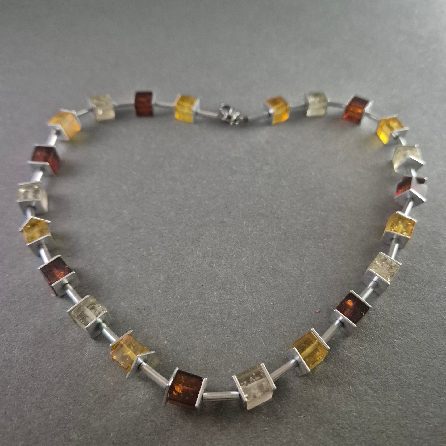 Bernsteinkette geometrische Würfel Elegantes Design in warmen Farbtönen