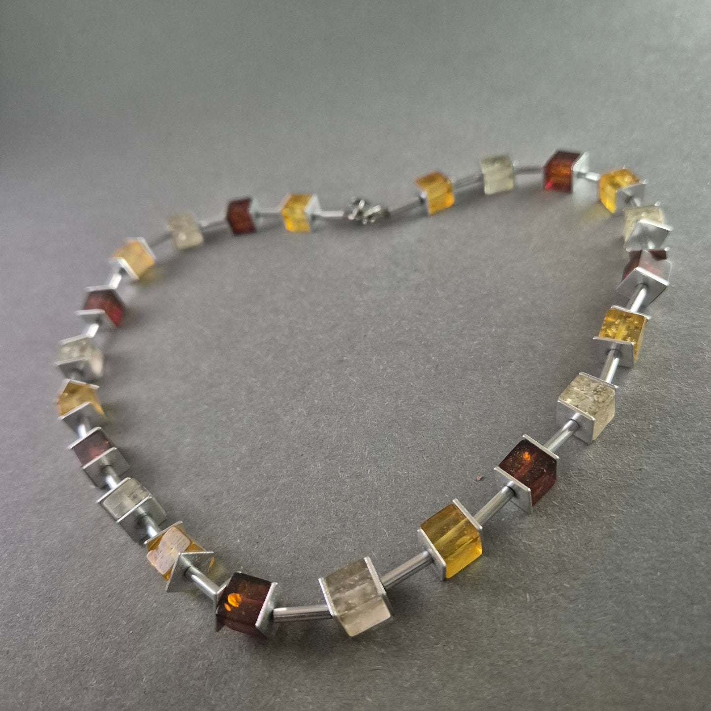 Bernsteinkette geometrische Würfel Elegantes Design in warmen Farbtönen