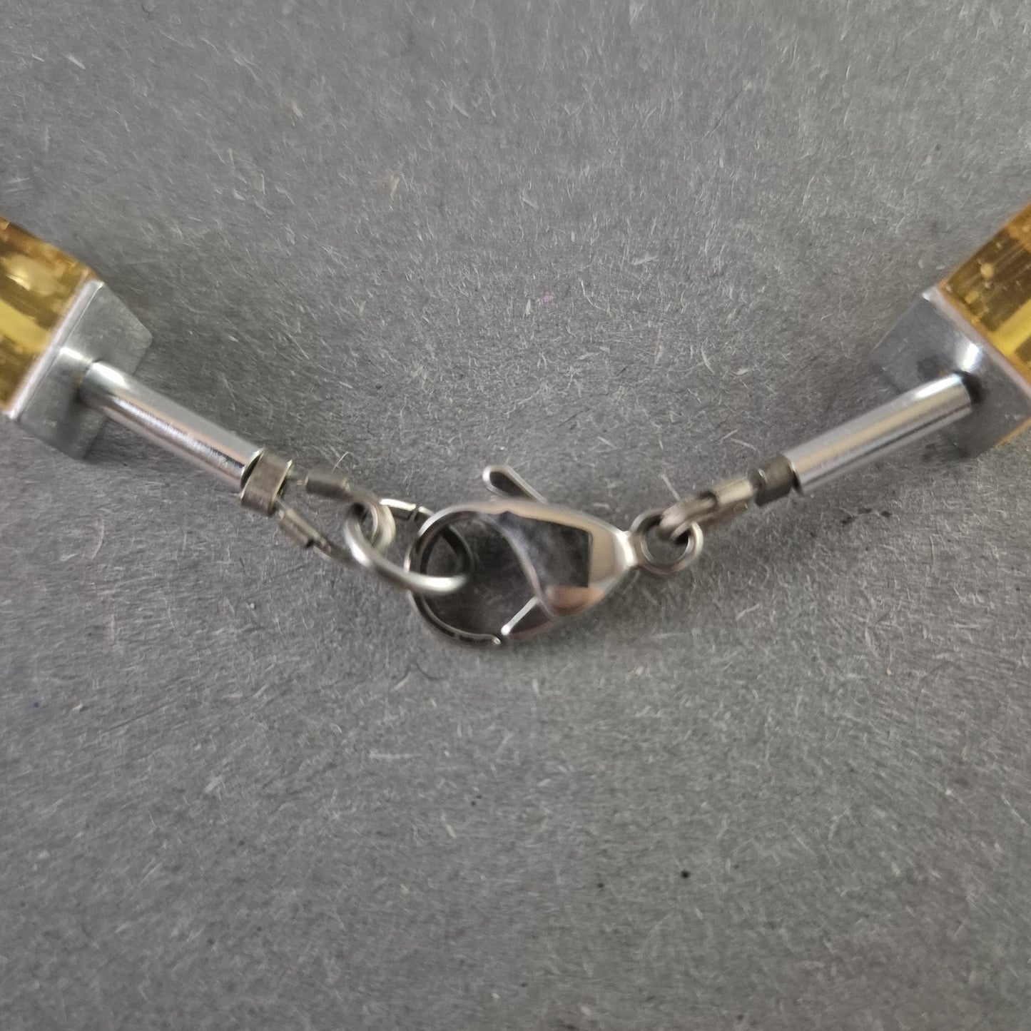 Bernsteinkette geometrische Würfel Elegantes Design in warmen Farbtönen