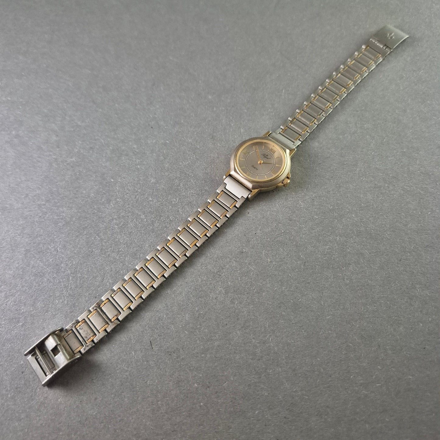 Elegante Royal Damenarmbanduhr – Klassisches Design mit römischen Ziffern