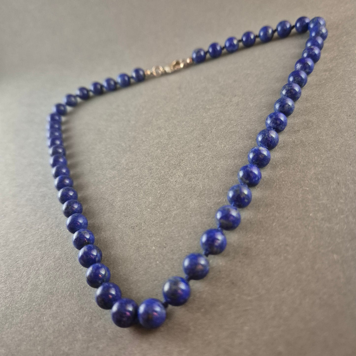 Edle Lapislazuli-Halskette mit Silberverschluss – Tiefblaue Eleganz