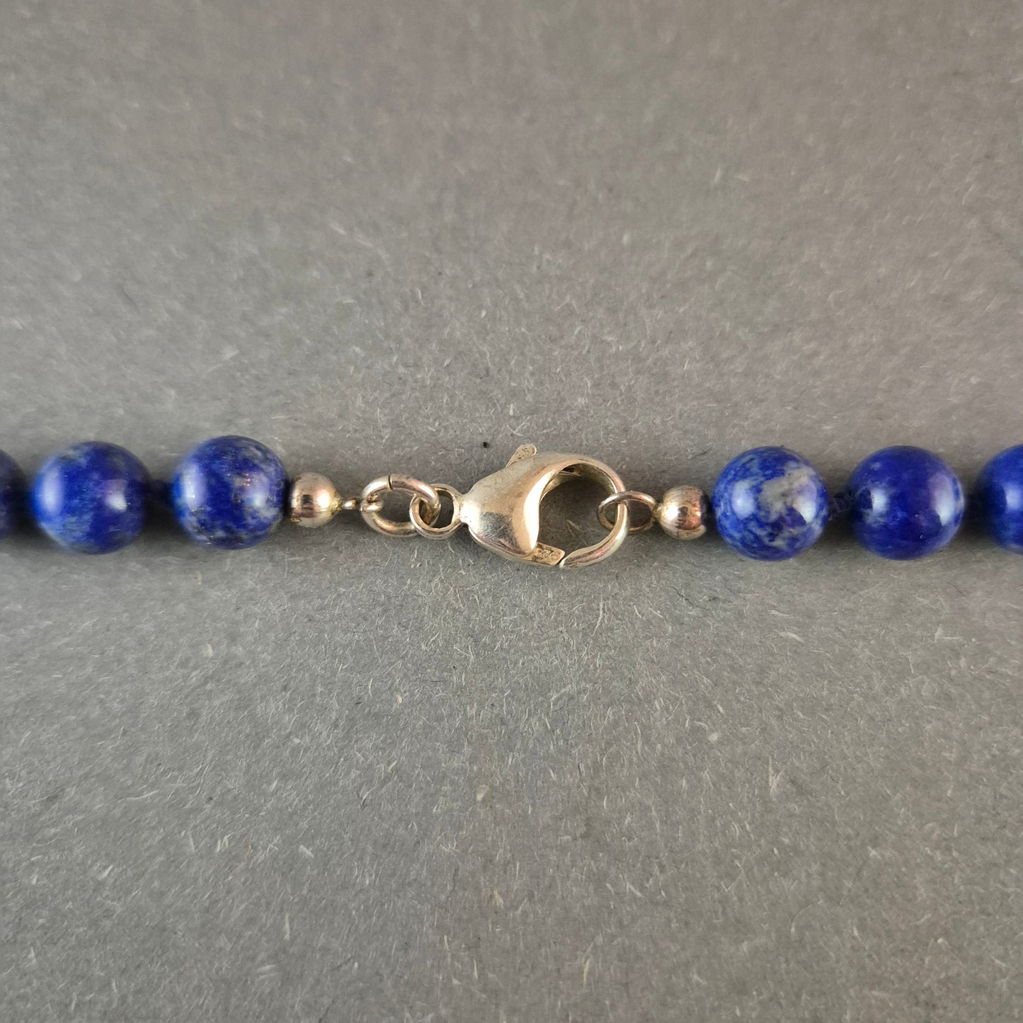 Edle Lapislazuli-Halskette mit Silberverschluss – Tiefblaue Eleganz