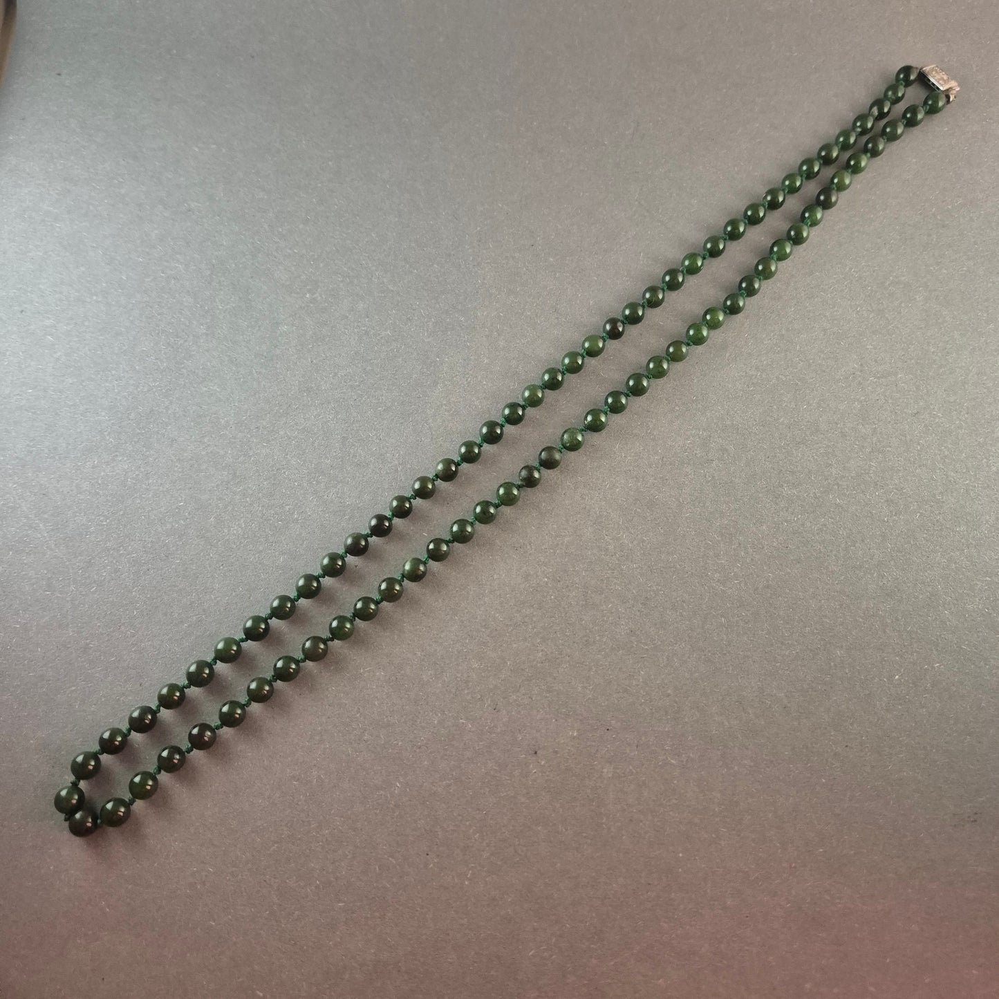 Vintage Nephrit-Jade-Halskette mit Silberverschluss (835) – Eleganter Grünton