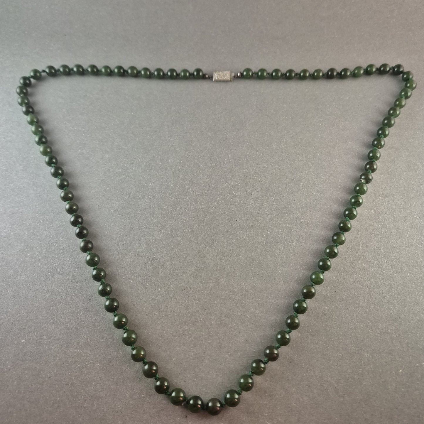 Vintage Nephrit-Jade-Halskette mit Silberverschluss (835) – Eleganter Grünton