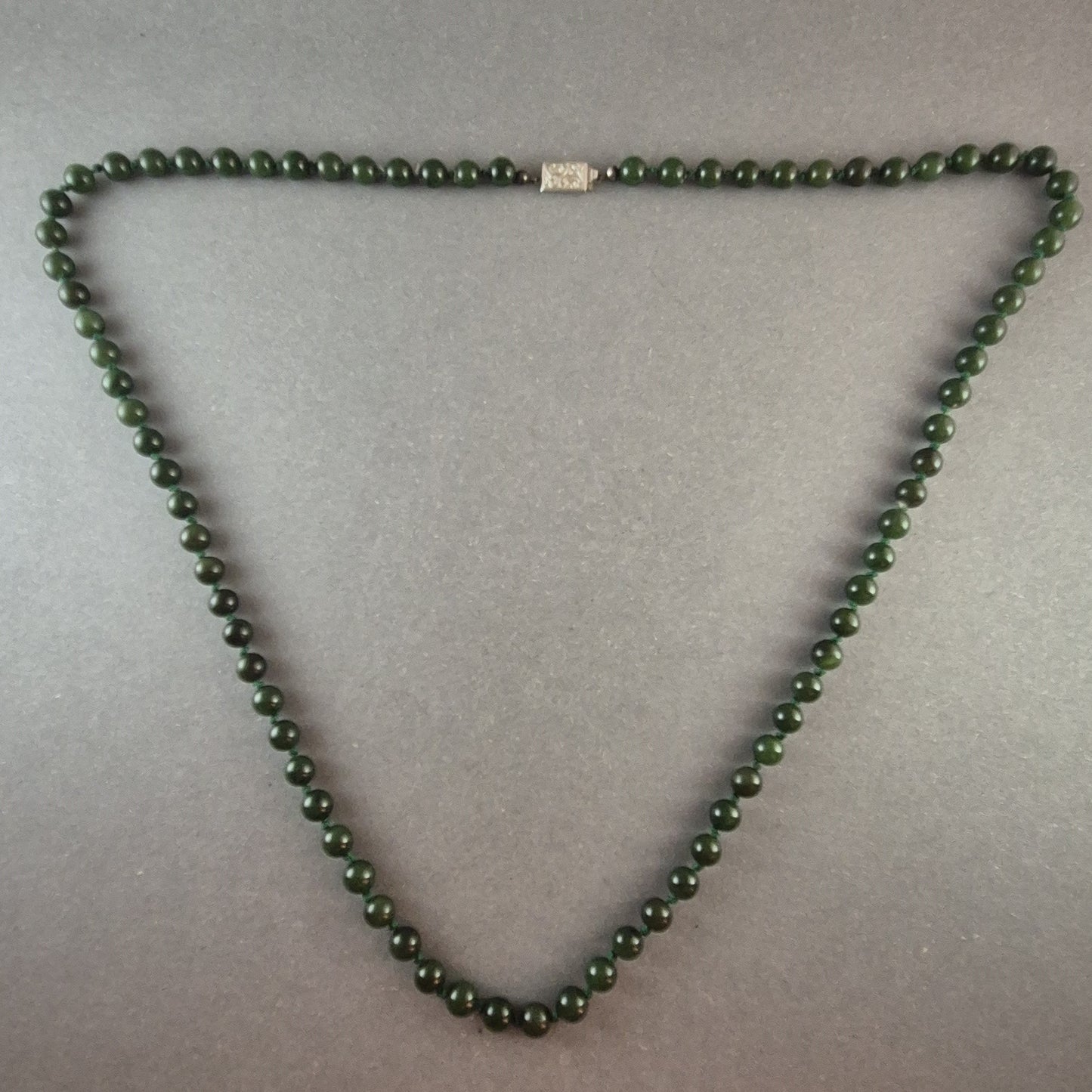 Vintage Nephrit-Jade-Halskette mit Silberverschluss (835) – Eleganter Grünton