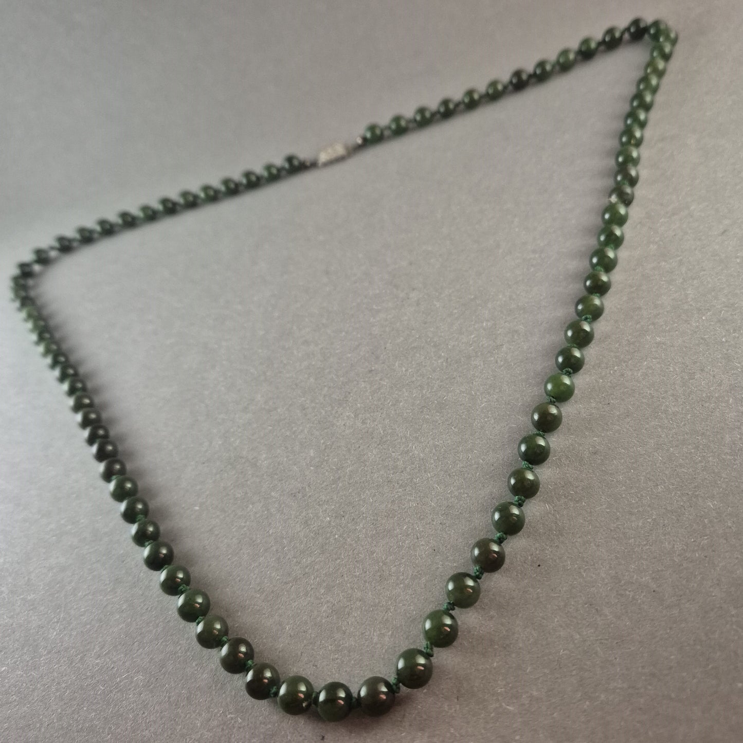 Vintage Nephrit-Jade-Halskette mit Silberverschluss (835) – Eleganter Grünton