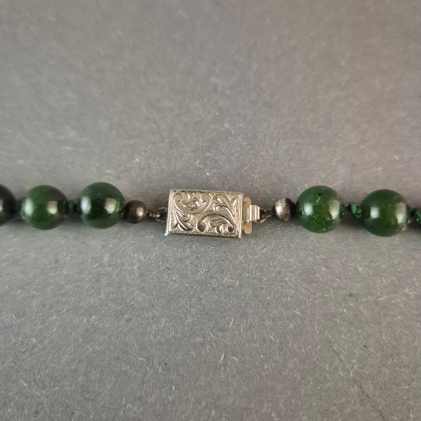 Vintage Nephrit-Jade-Halskette mit Silberverschluss (835) – Eleganter Grünton
