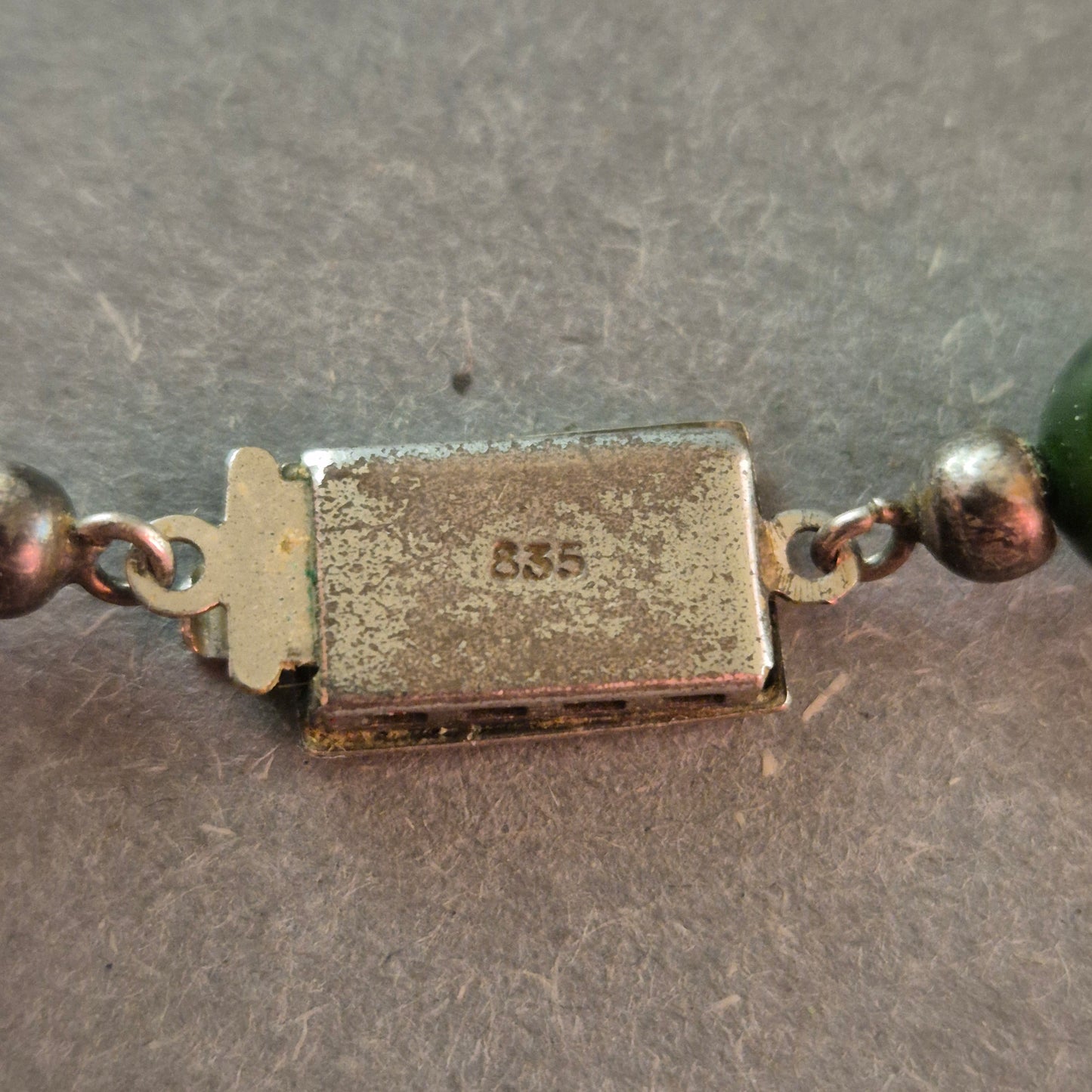 Vintage Nephrit-Jade-Halskette mit Silberverschluss (835) – Eleganter Grünton