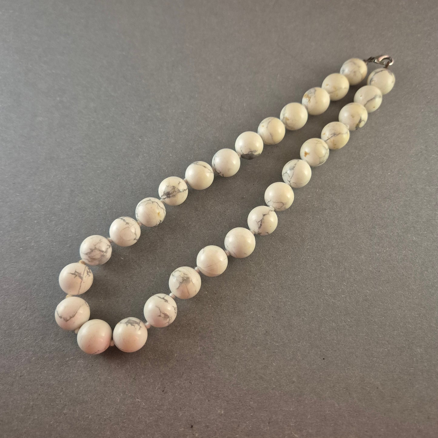 Elegante Vintage-Howlith-Halskette – Weiß-marmorierte Schönheit