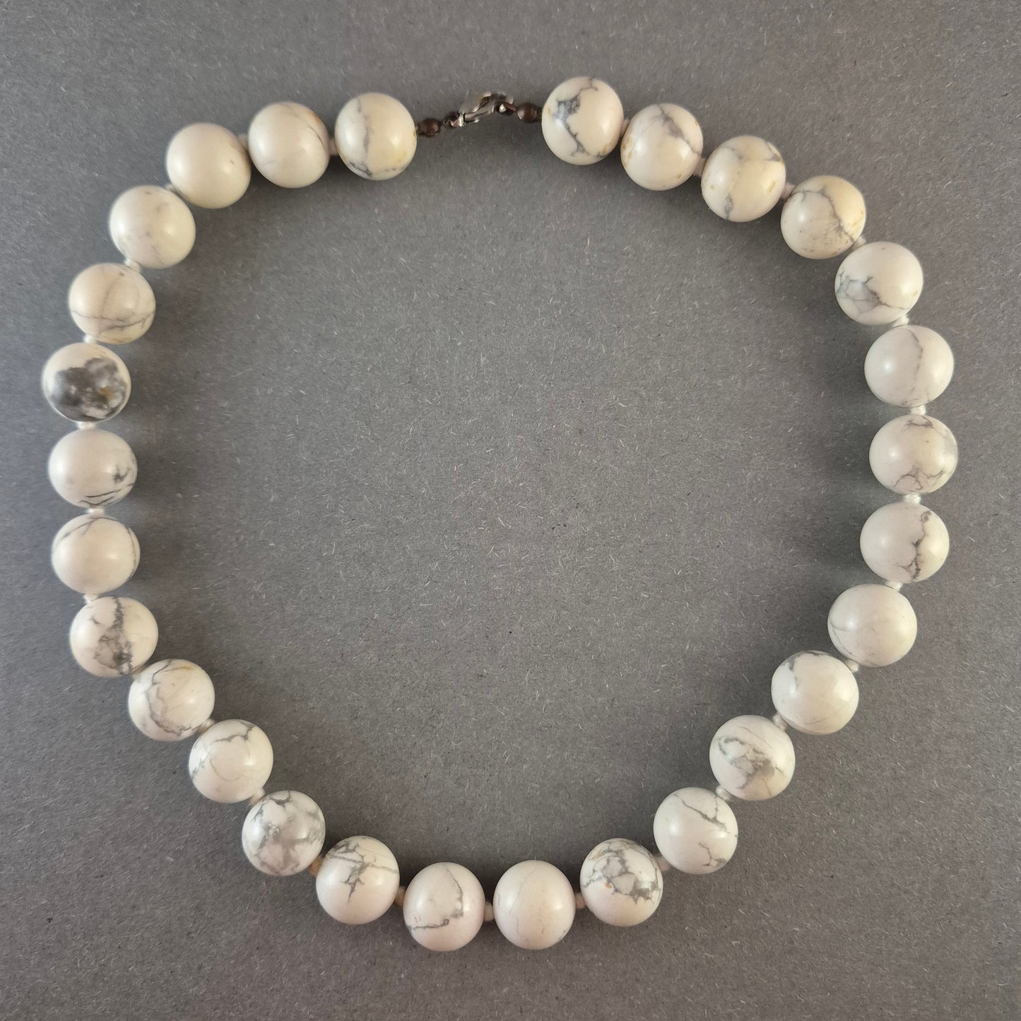 Elegante Vintage-Howlith-Halskette – Weiß-marmorierte Schönheit