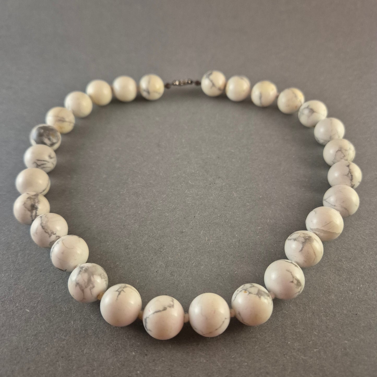 Elegante Vintage-Howlith-Halskette – Weiß-marmorierte Schönheit