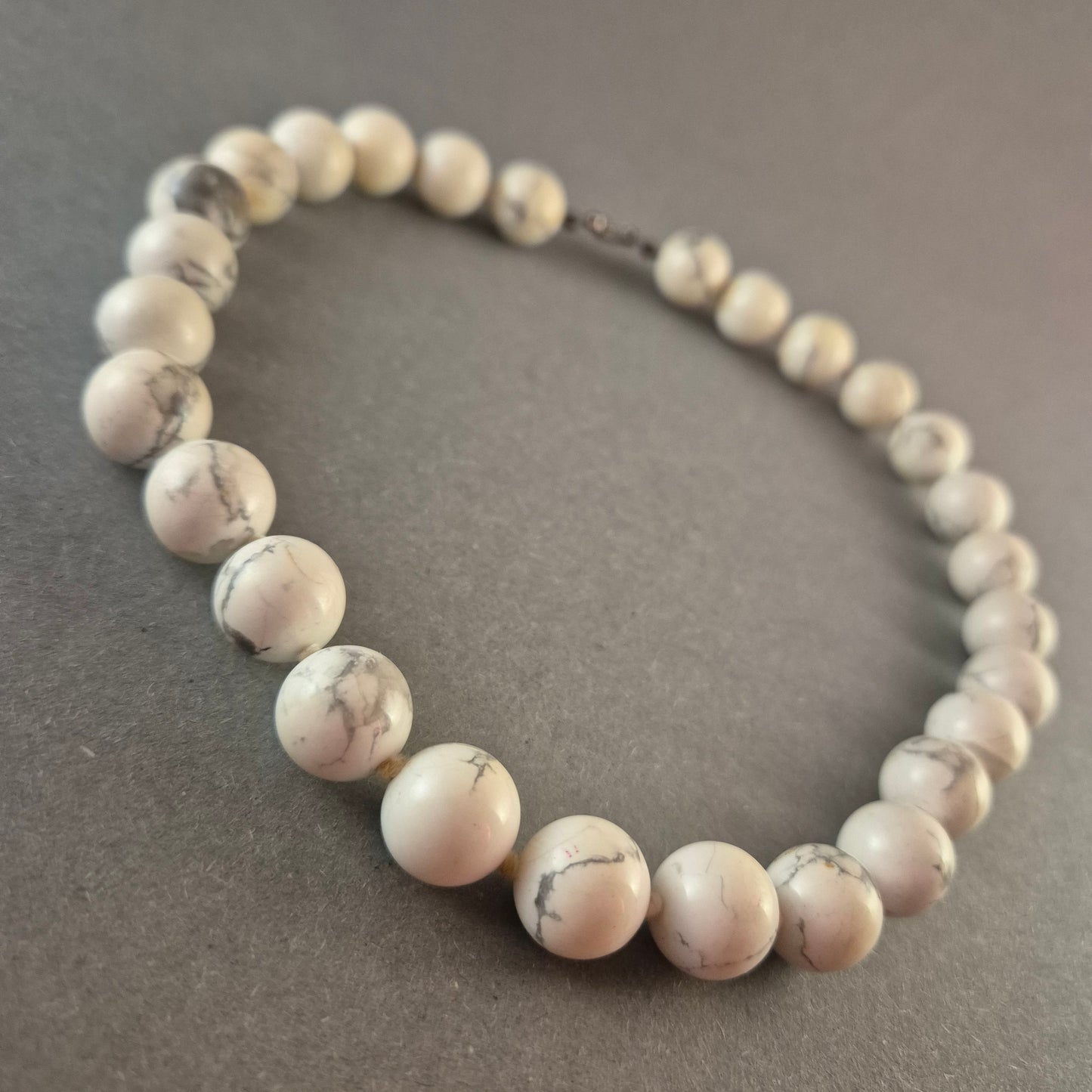 Elegante Vintage-Howlith-Halskette – Weiß-marmorierte Schönheit