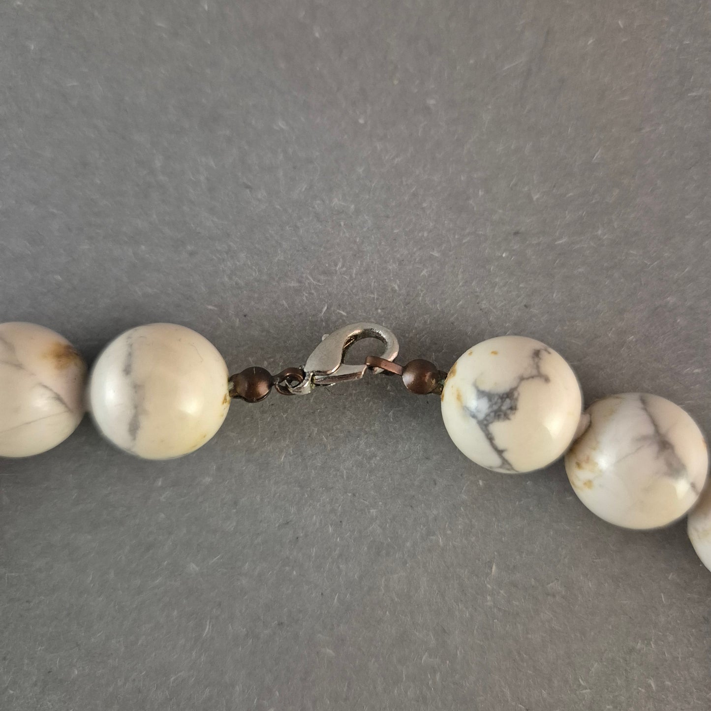 Elegante Vintage-Howlith-Halskette – Weiß-marmorierte Schönheit