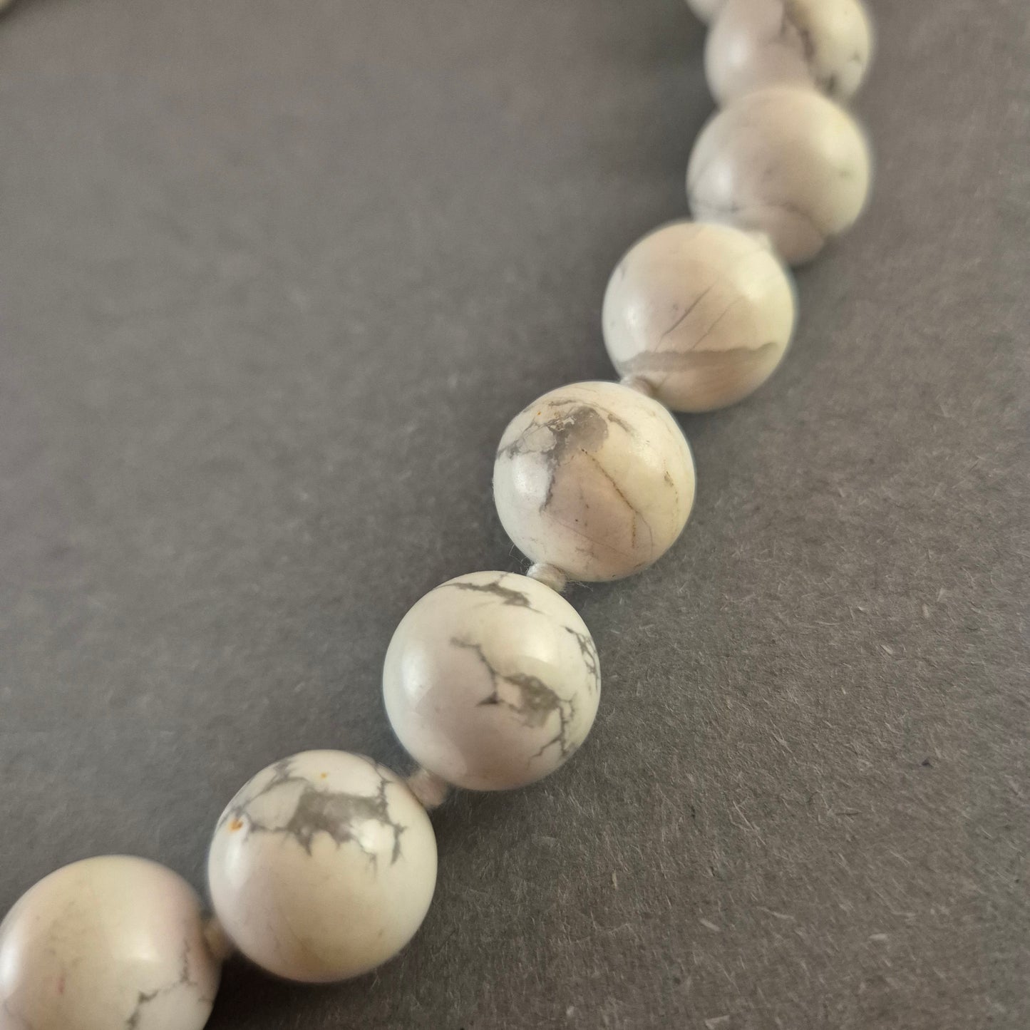 Elegante Vintage-Howlith-Halskette – Weiß-marmorierte Schönheit