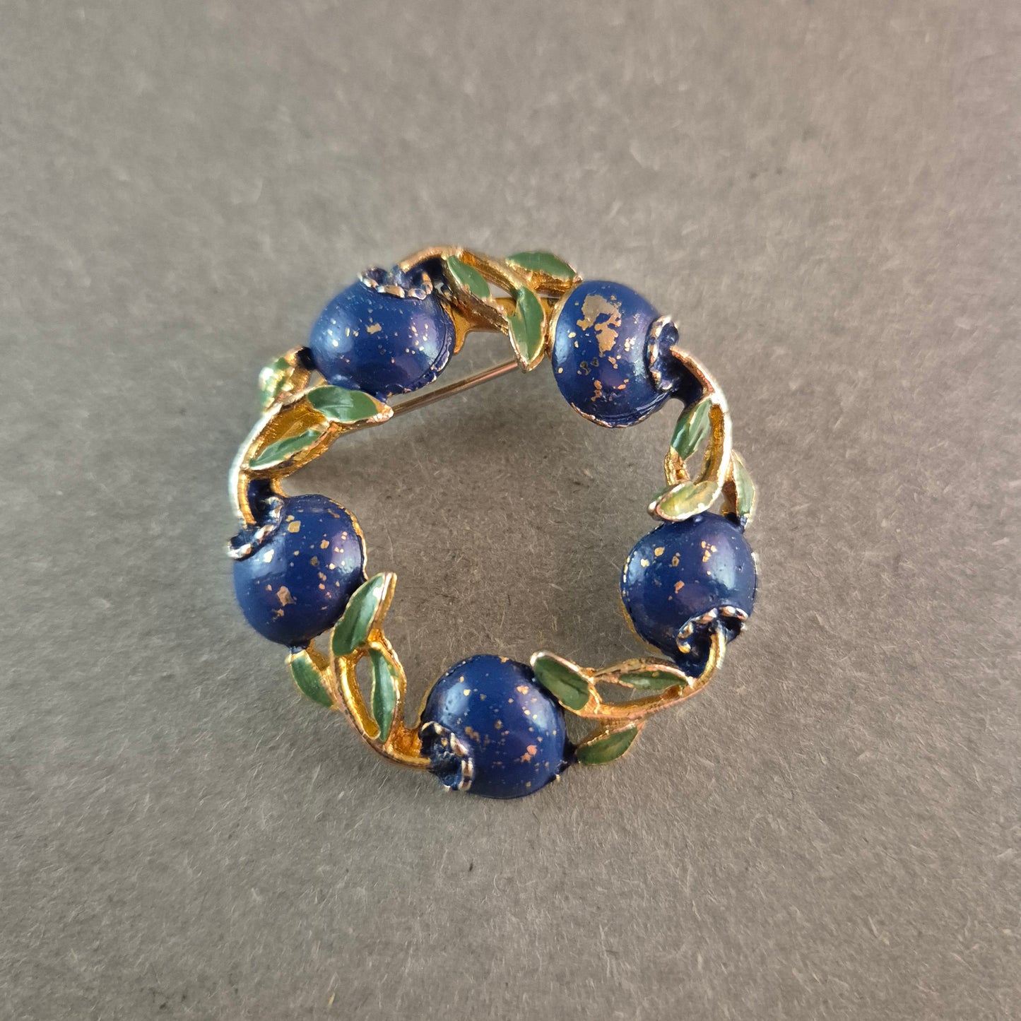 Vintage-Brosche mit blauen Emaille-Beeren und goldfarbenem Blätterkranz