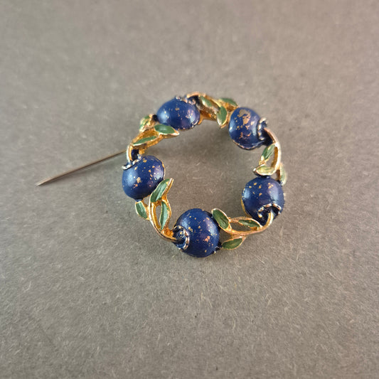 Vintage-Brosche mit blauen Emaille-Beeren und goldfarbenem Blätterkranz