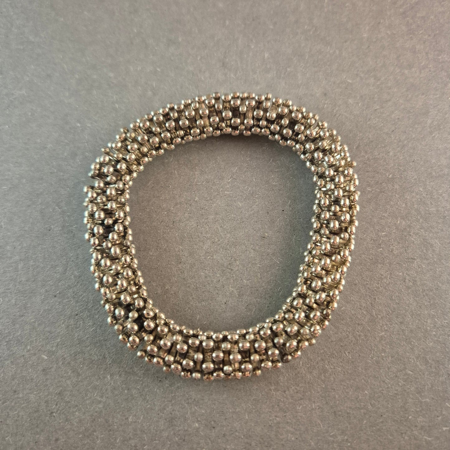 Vintage-Armband mit geflochtenem Perlen-Design in Silberoptik