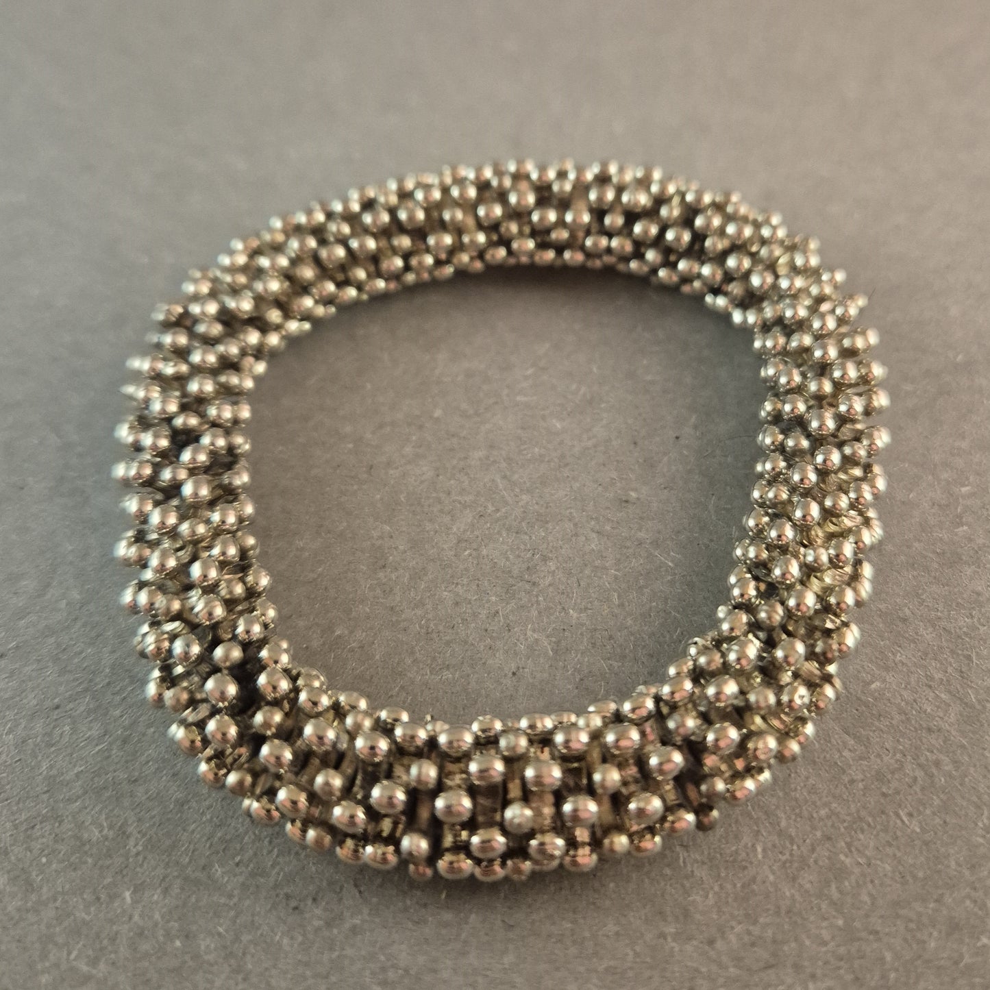 Vintage-Armband mit geflochtenem Perlen-Design in Silberoptik