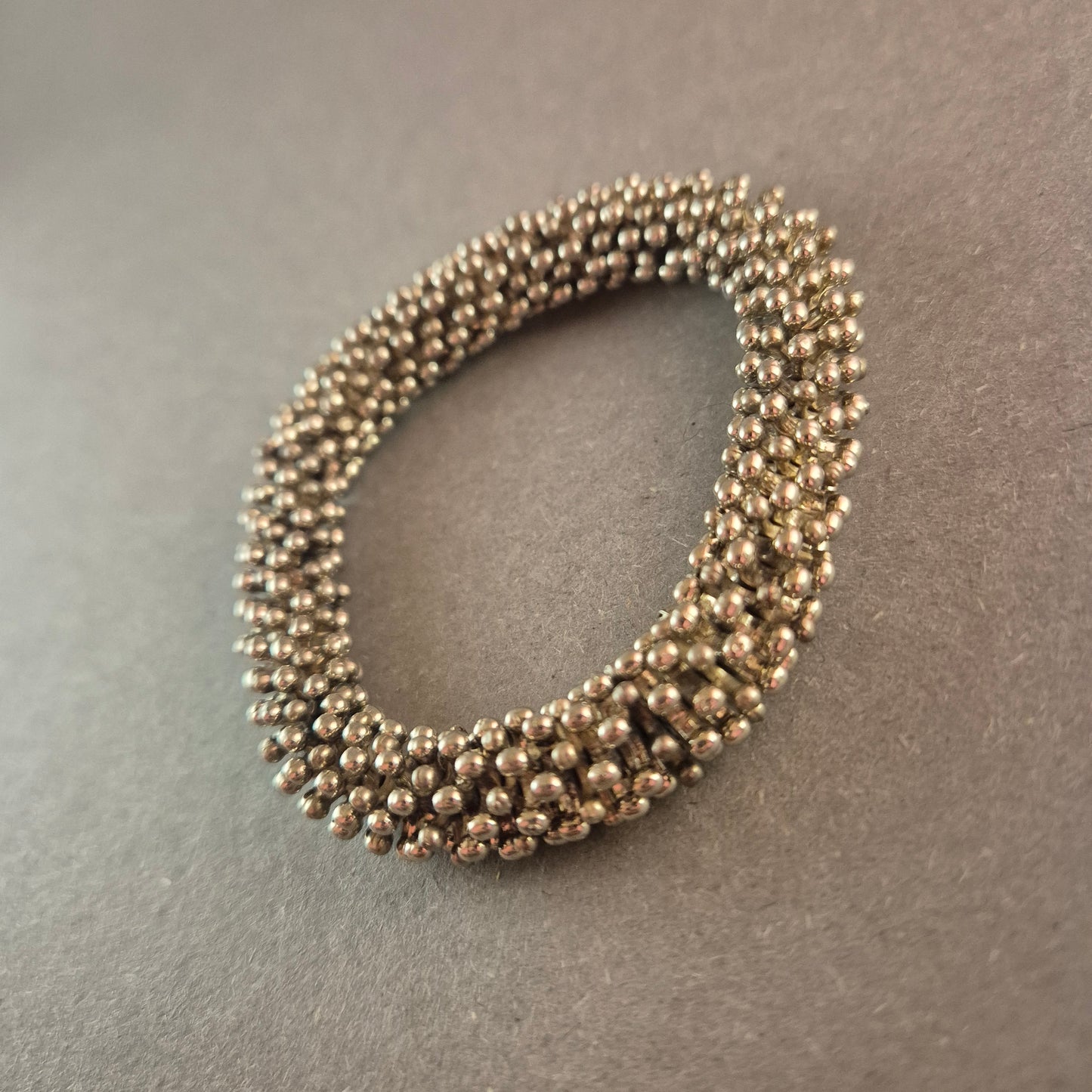 Vintage-Armband mit geflochtenem Perlen-Design in Silberoptik