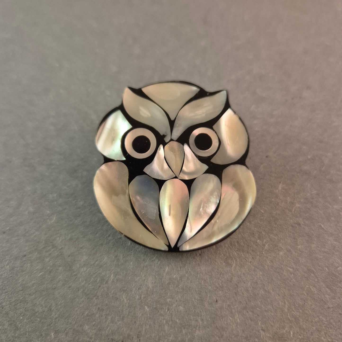 Vintage-Eulen-Brosche mit Perlmutt-Intarsien