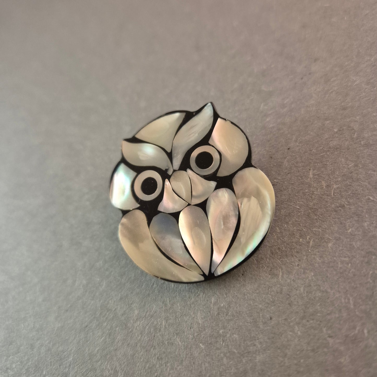 Vintage-Eulen-Brosche mit Perlmutt-Intarsien