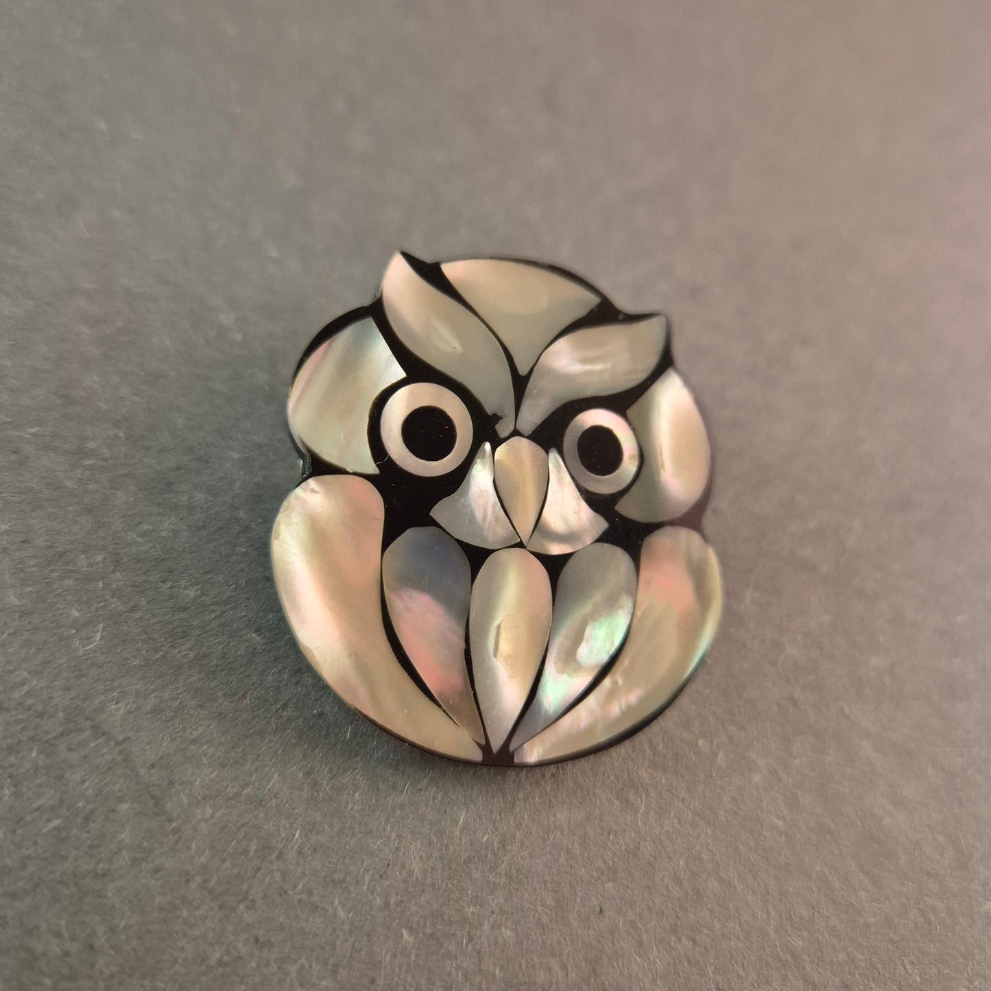 Vintage-Eulen-Brosche mit Perlmutt-Intarsien
