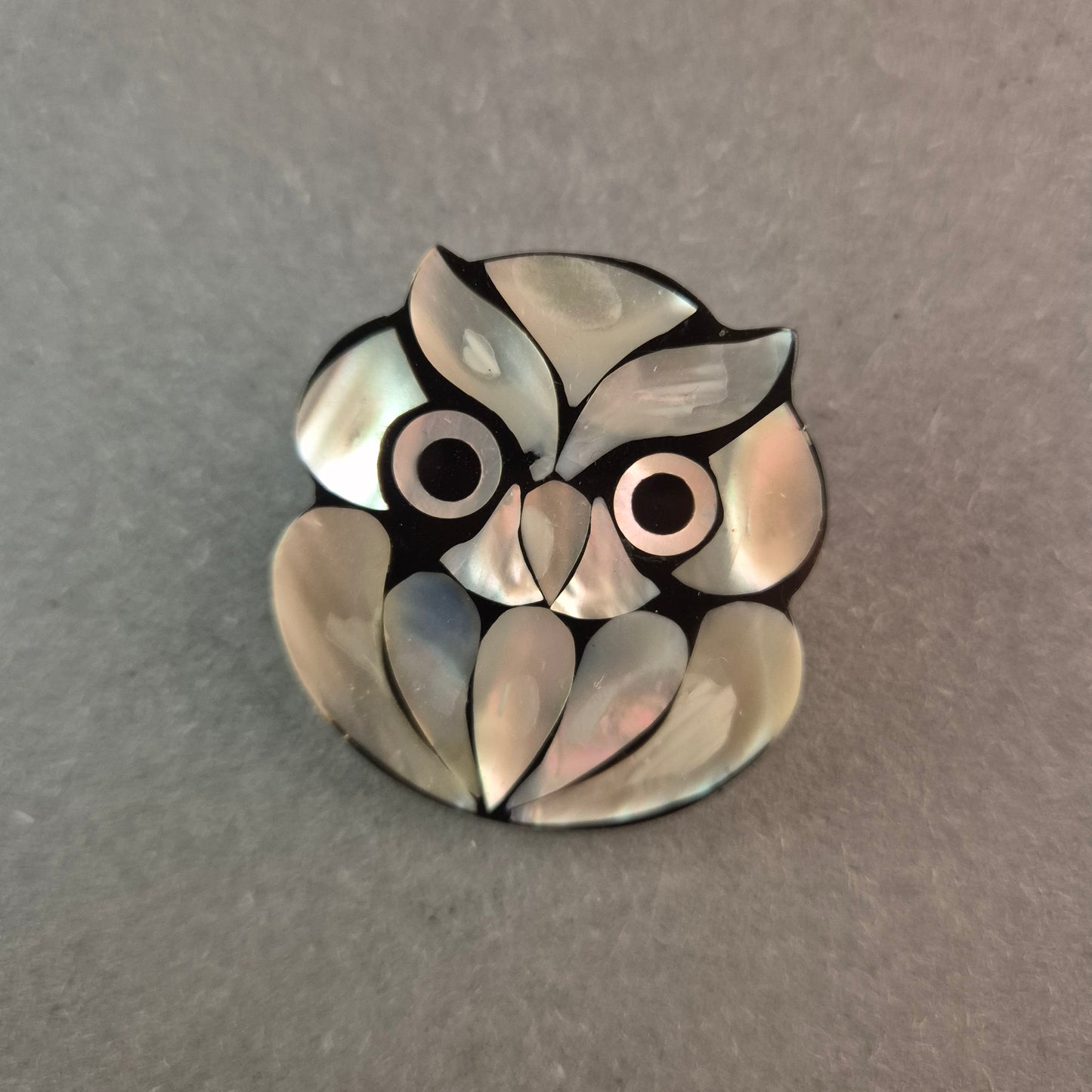 Vintage-Eulen-Brosche mit Perlmutt-Intarsien