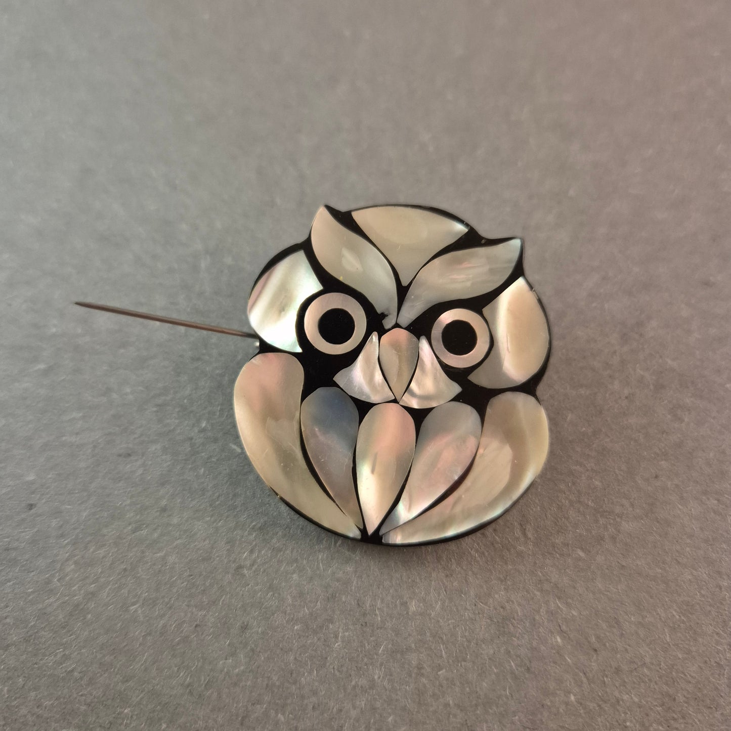 Vintage-Eulen-Brosche mit Perlmutt-Intarsien