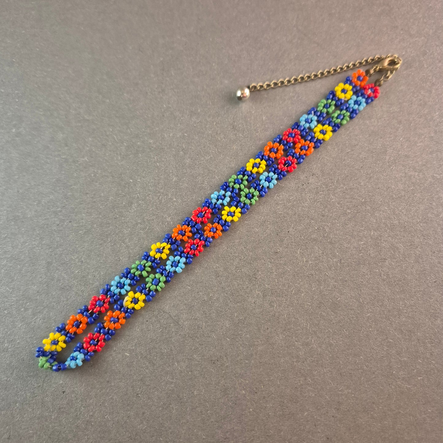 Handgefertigte Vintage-Perlenkette mit buntem Blumenmuster
