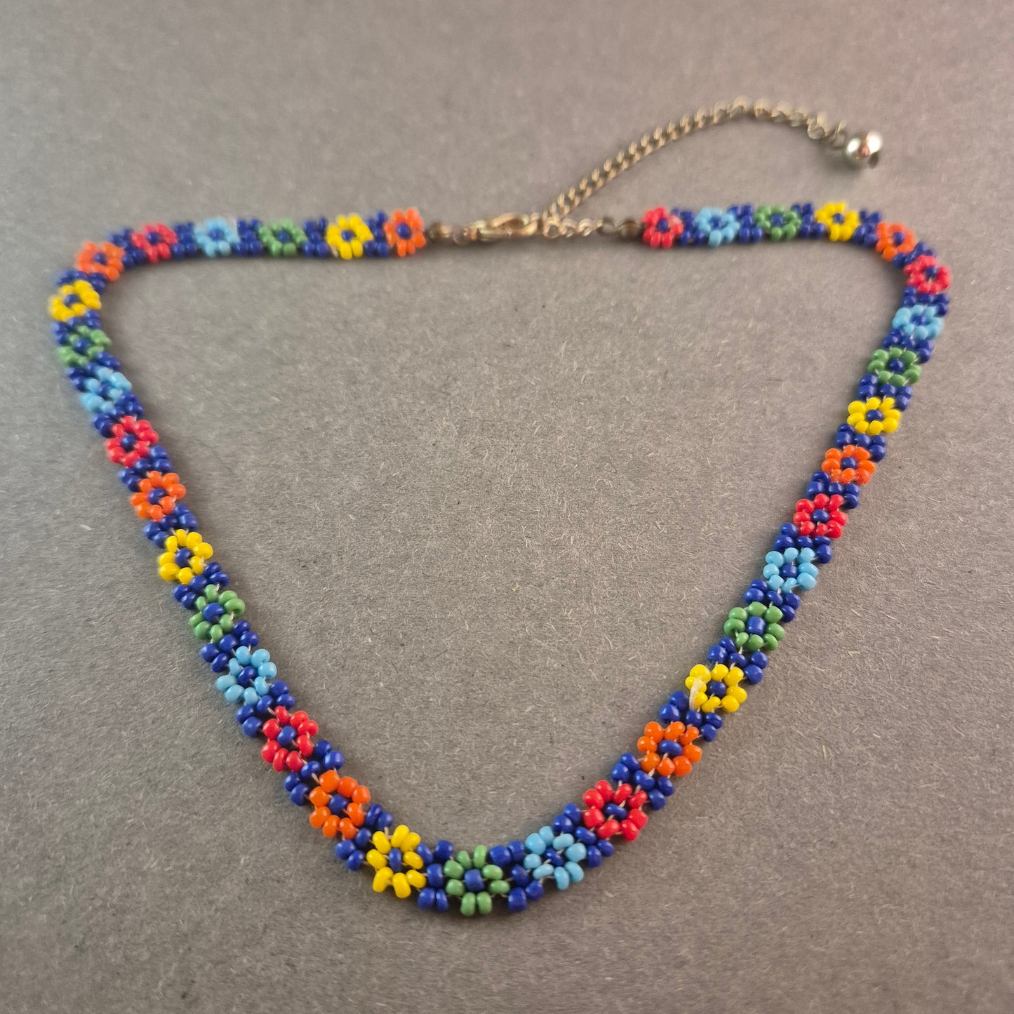 Handgefertigte Vintage-Perlenkette mit buntem Blumenmuster