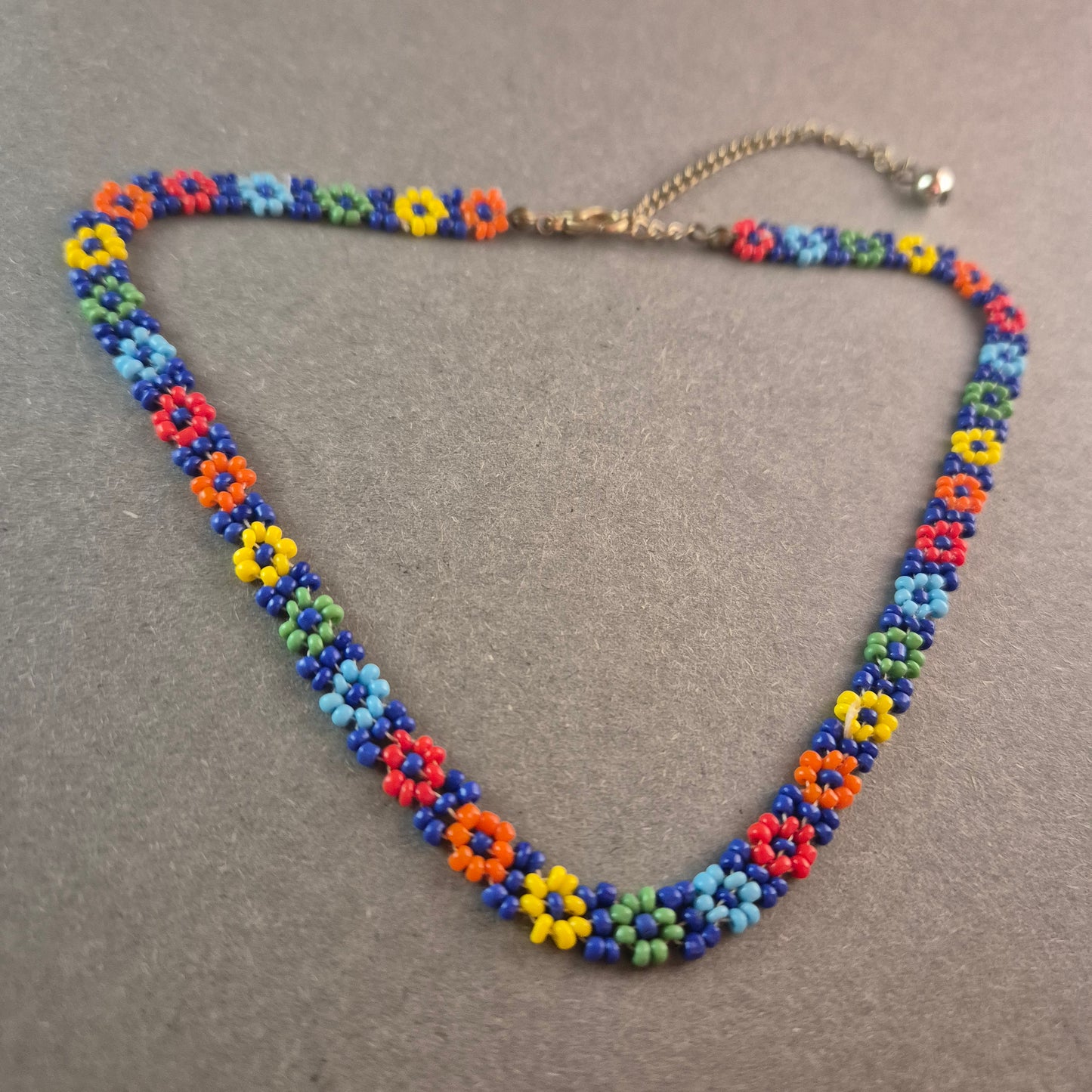 Handgefertigte Vintage-Perlenkette mit buntem Blumenmuster