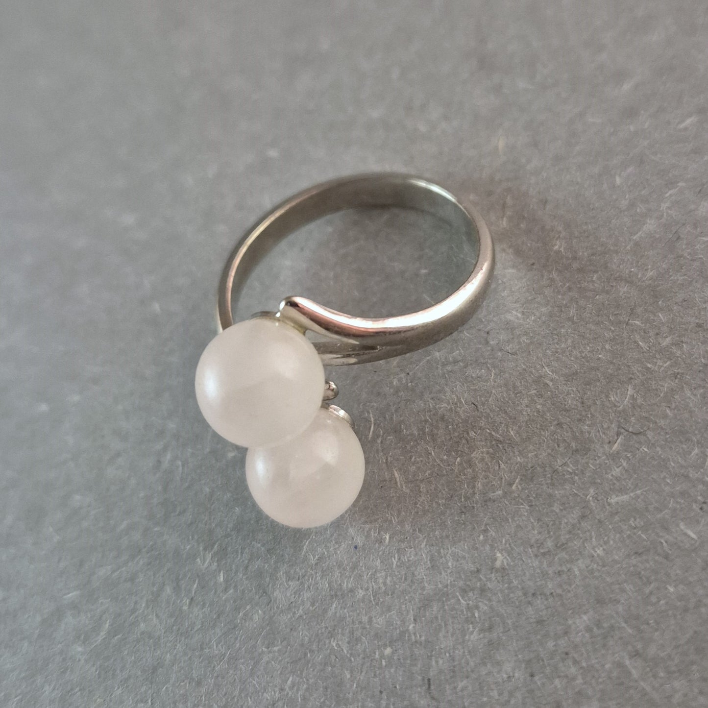 Eleganter Silberring mit zwei weißen Edelstein-Perlen