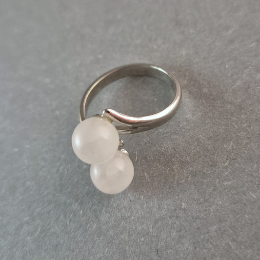 Eleganter Silberring mit zwei weißen Edelstein-Perlen