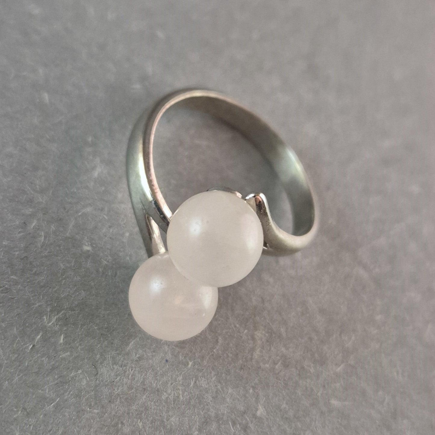 Eleganter Silberring mit zwei weißen Edelstein-Perlen