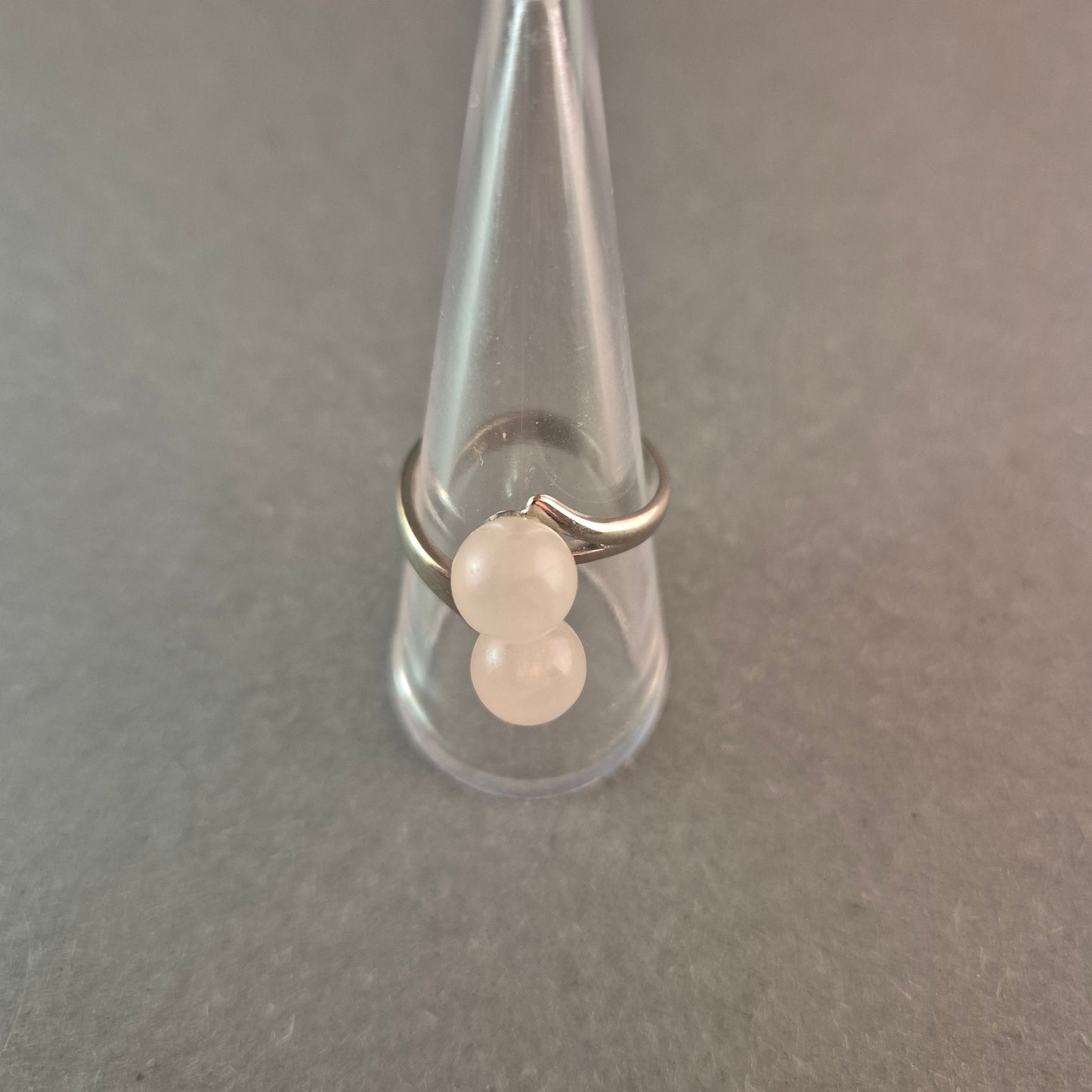 Eleganter Silberring mit zwei weißen Edelstein-Perlen