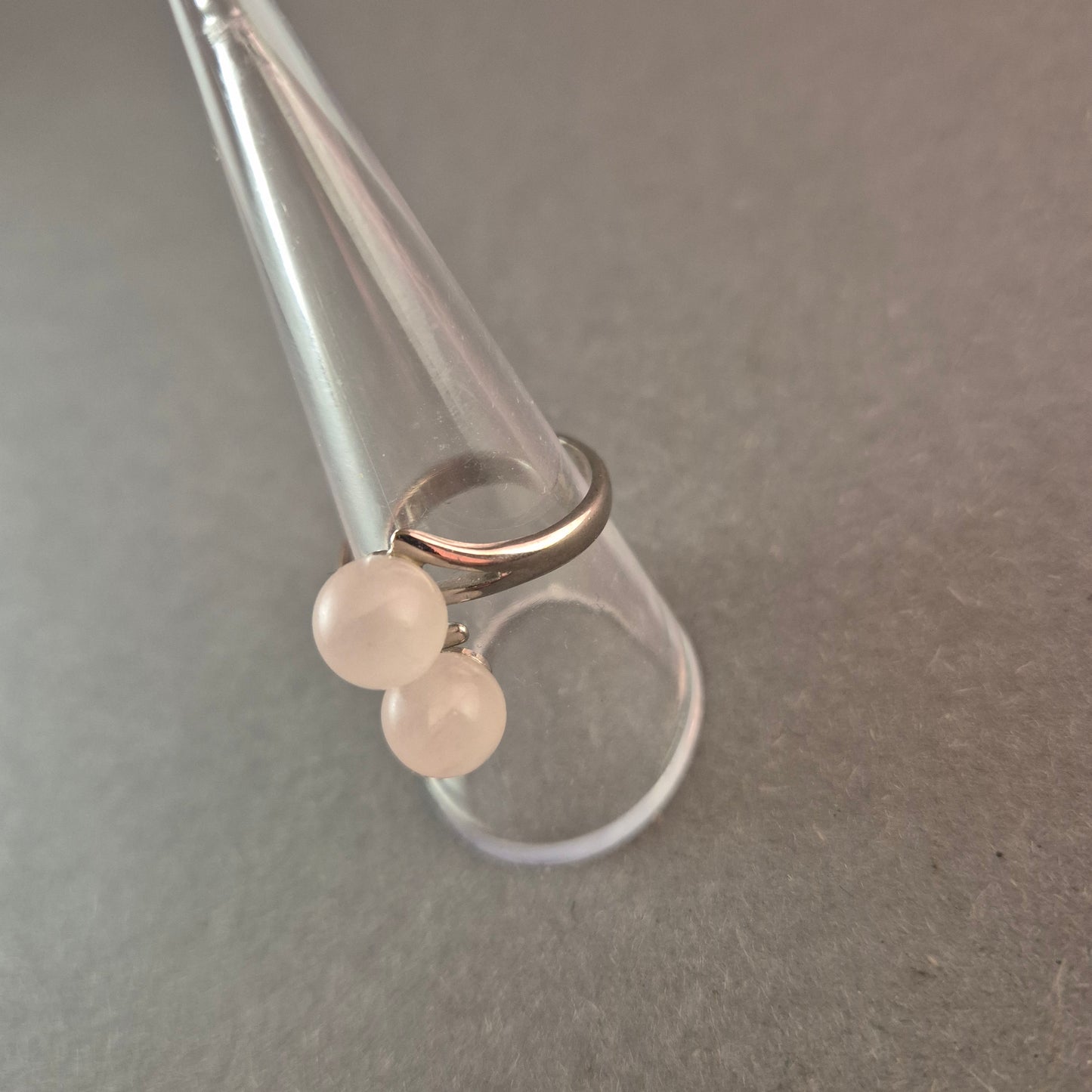 Eleganter Silberring mit zwei weißen Edelstein-Perlen