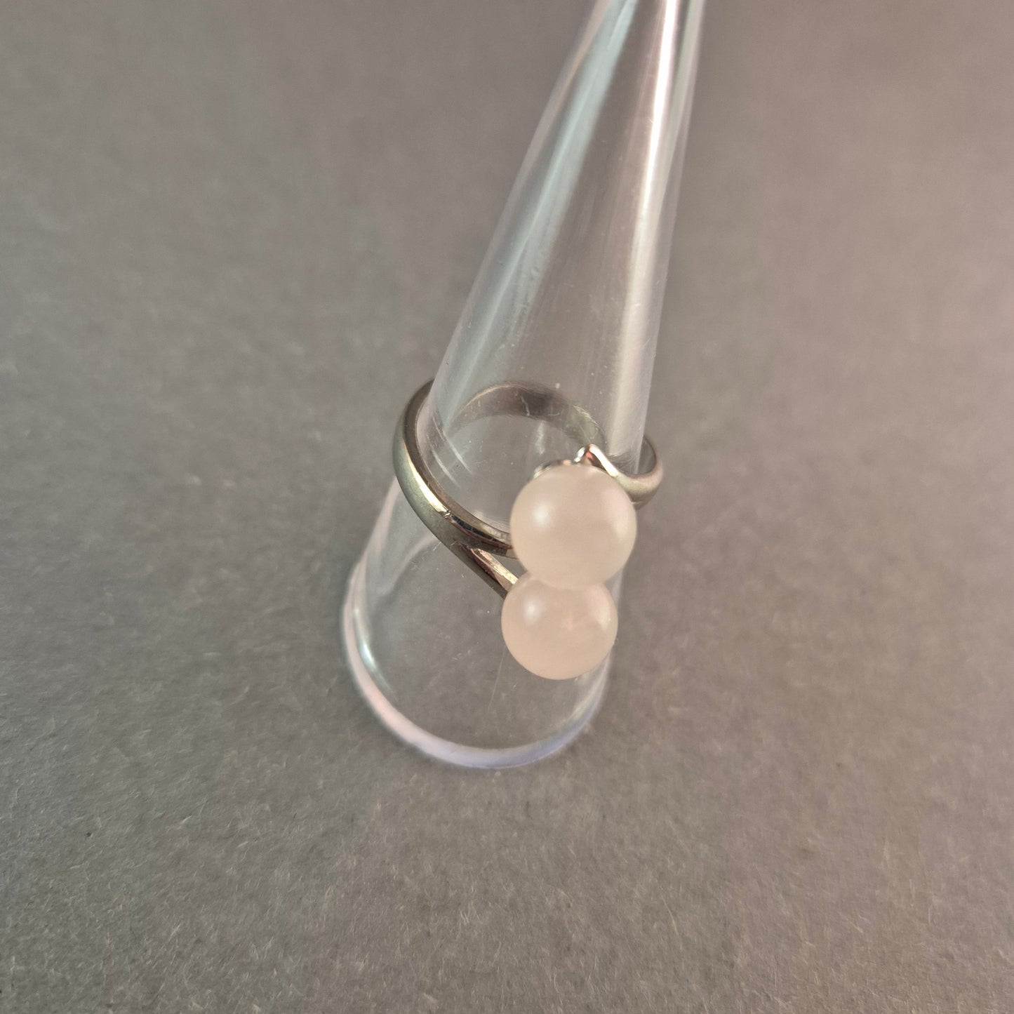 Eleganter Silberring mit zwei weißen Edelstein-Perlen