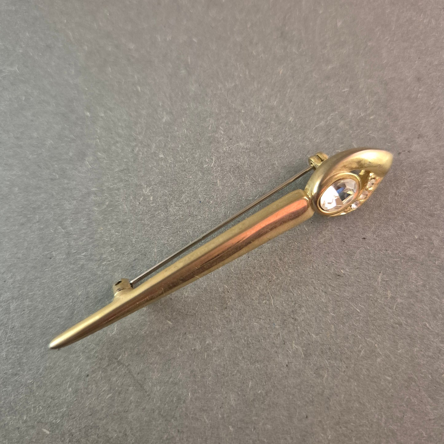 Elegante goldfarbene Brosche mit Strass-Stein