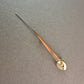 Elegante goldfarbene Brosche mit Strass-Stein
