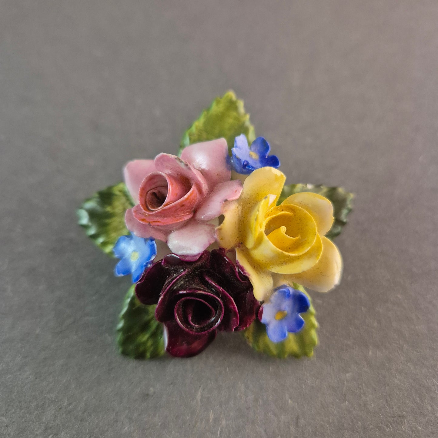 Vintage-Porzellan-Brosche mit Blumenmotiv – Made in England