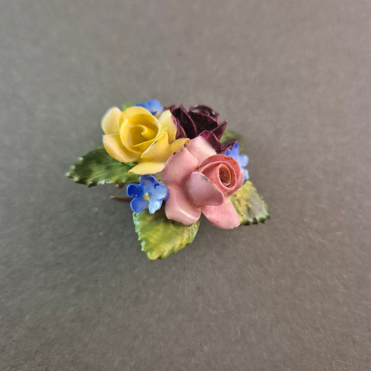 Vintage-Porzellan-Brosche mit Blumenmotiv – Made in England