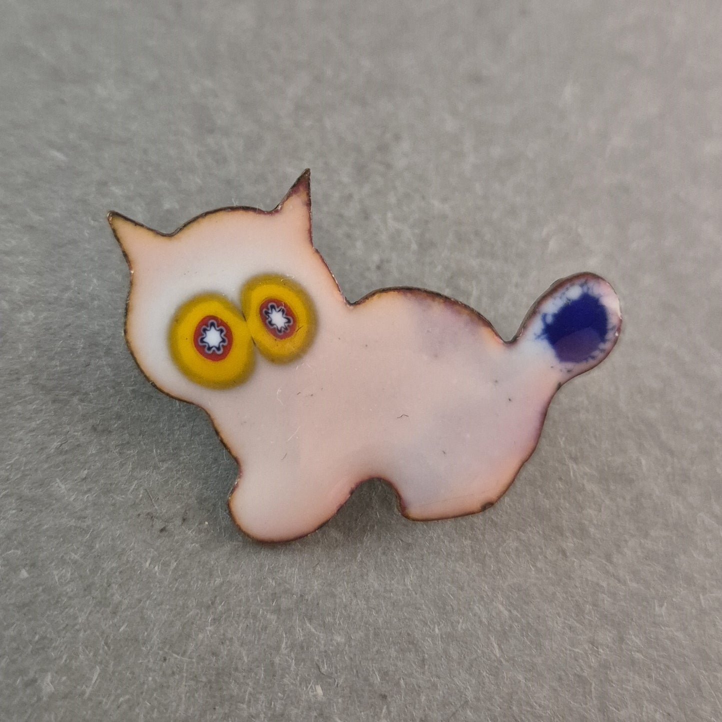 Vintage Emaille-Brosche "Katzenmotiv"