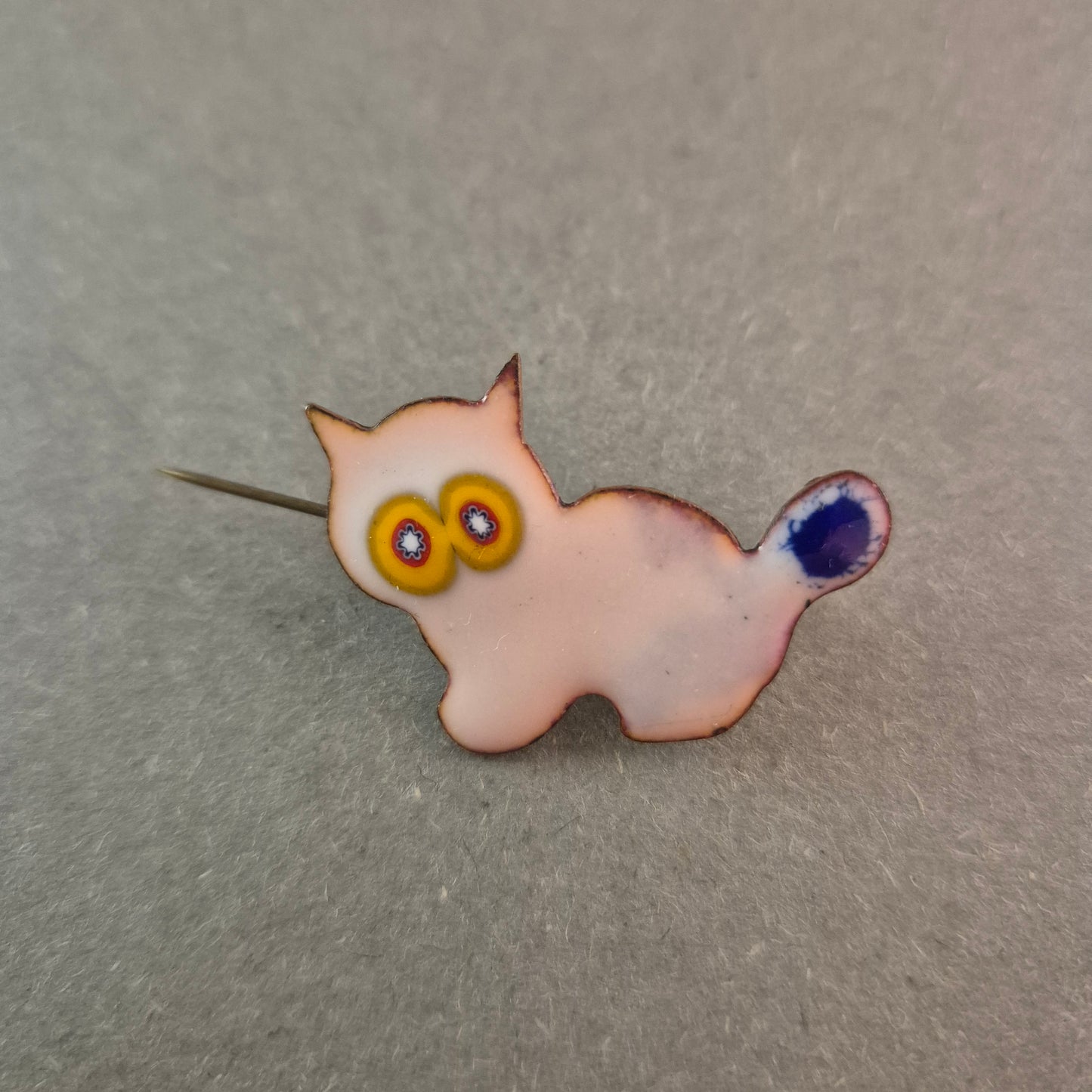 Vintage Emaille-Brosche "Katzenmotiv"