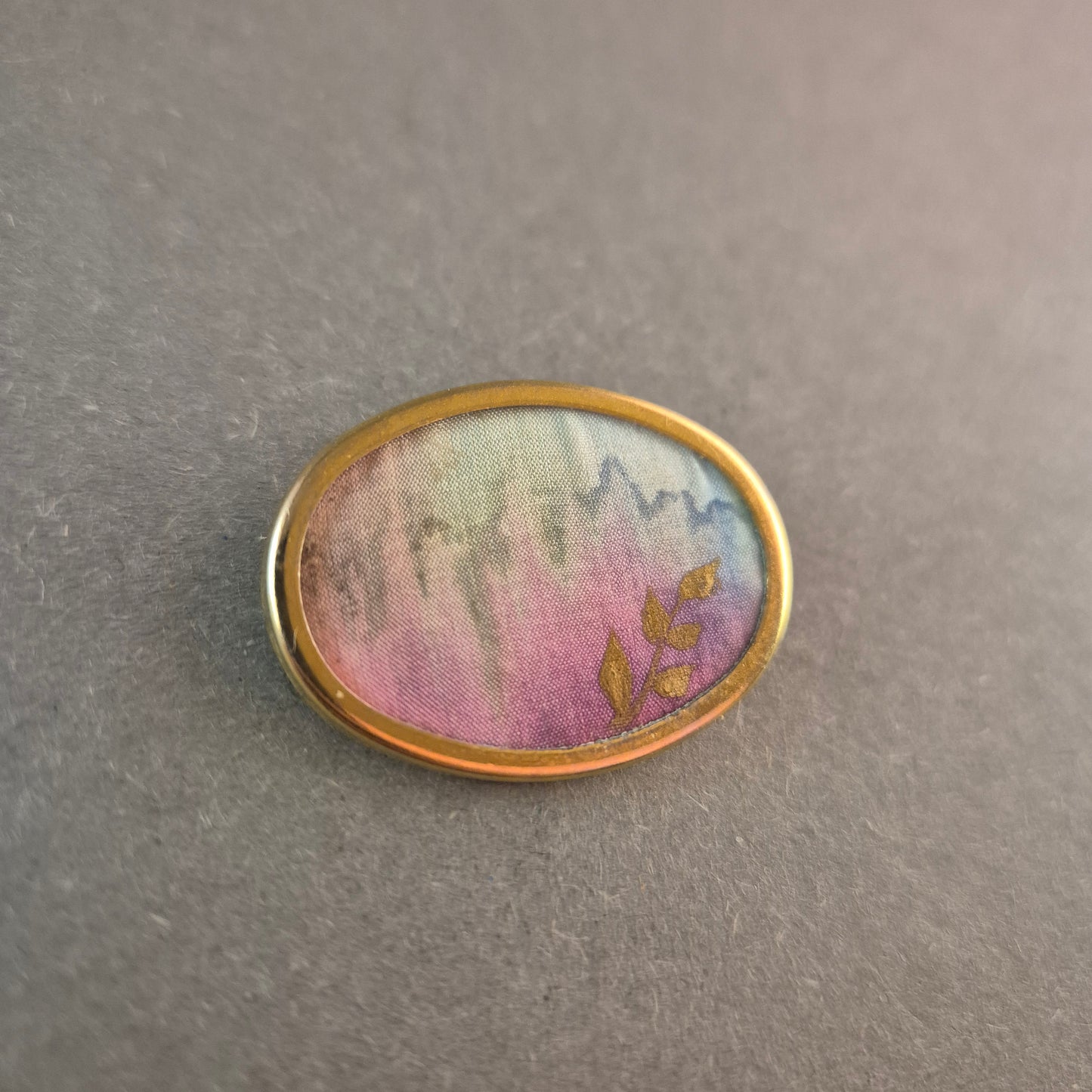 Vintage-Stoffbrosche mit Landschaftsmotiv