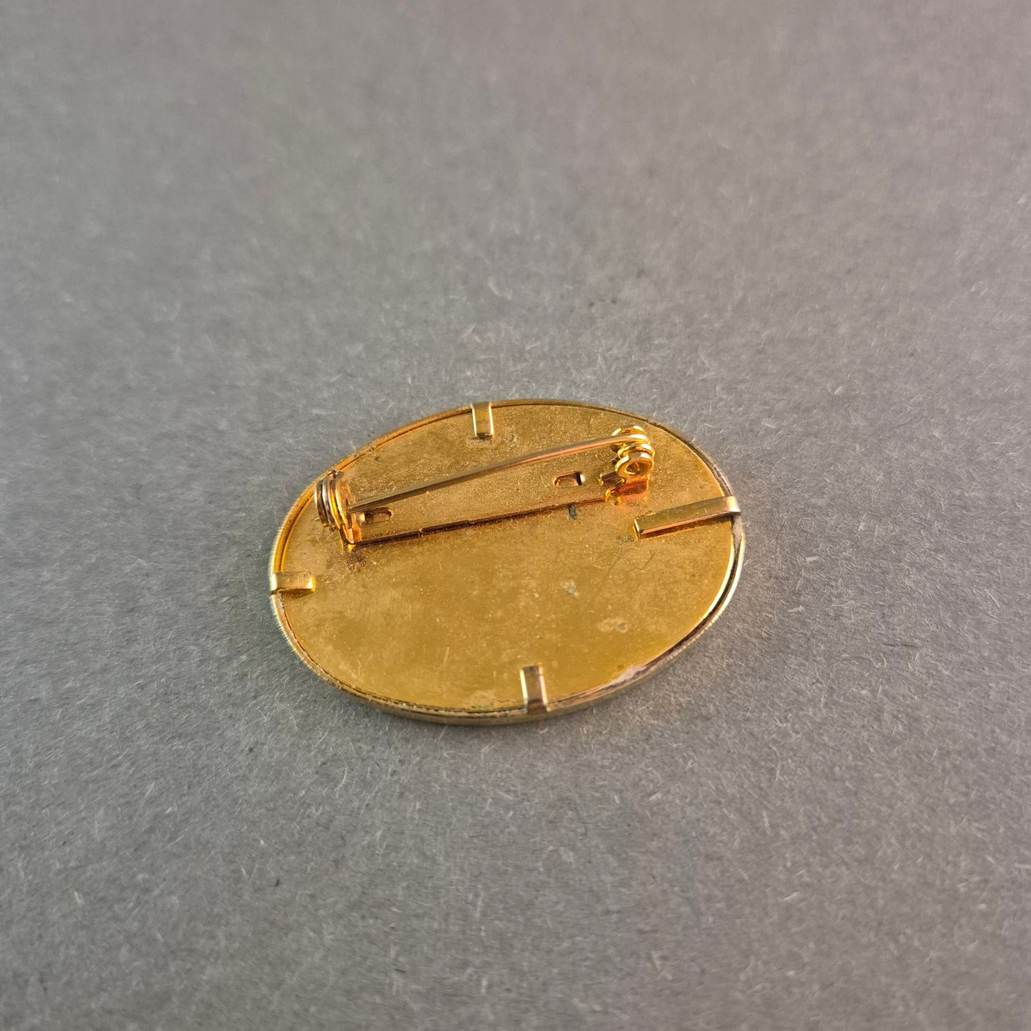 Vintage-Stoffbrosche mit Landschaftsmotiv