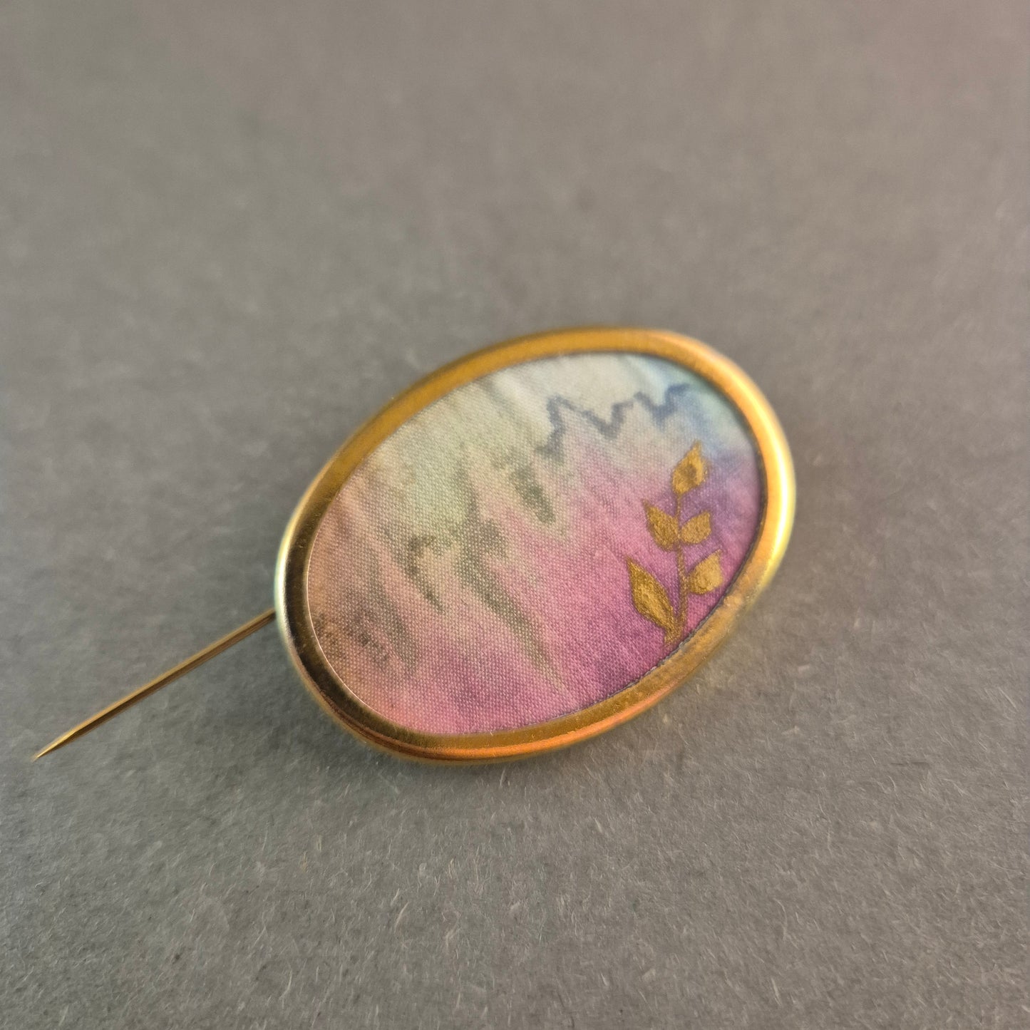 Vintage-Stoffbrosche mit Landschaftsmotiv