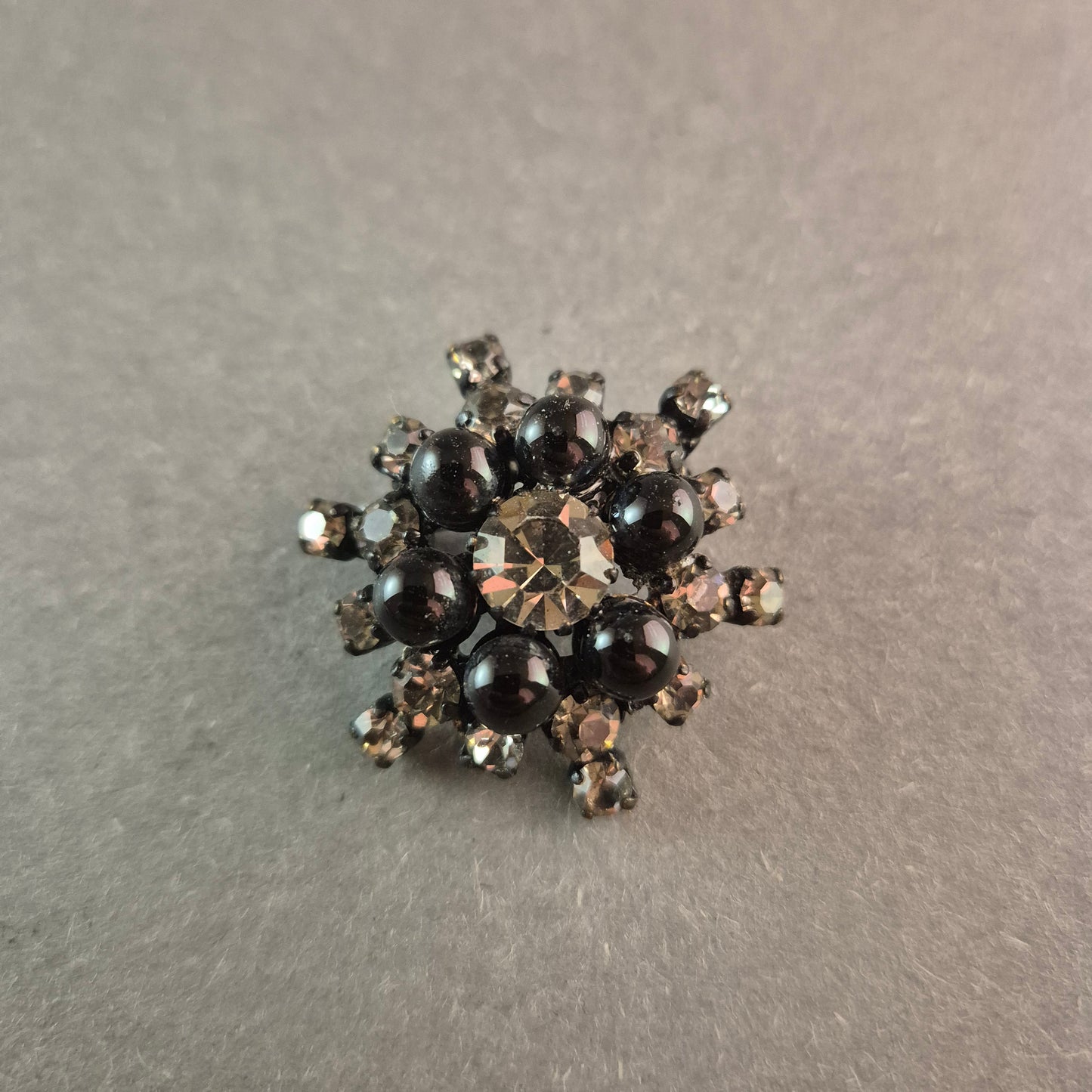Strass Brosche Elegante Blumenform mit schwarzem und klarem Kristallbesatz