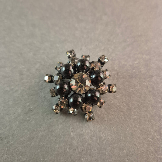 Strass Brosche Elegante Blumenform mit schwarzem und klarem Kristallbesatz