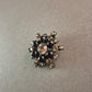 Strass Brosche Elegante Blumenform mit schwarzem und klarem Kristallbesatz