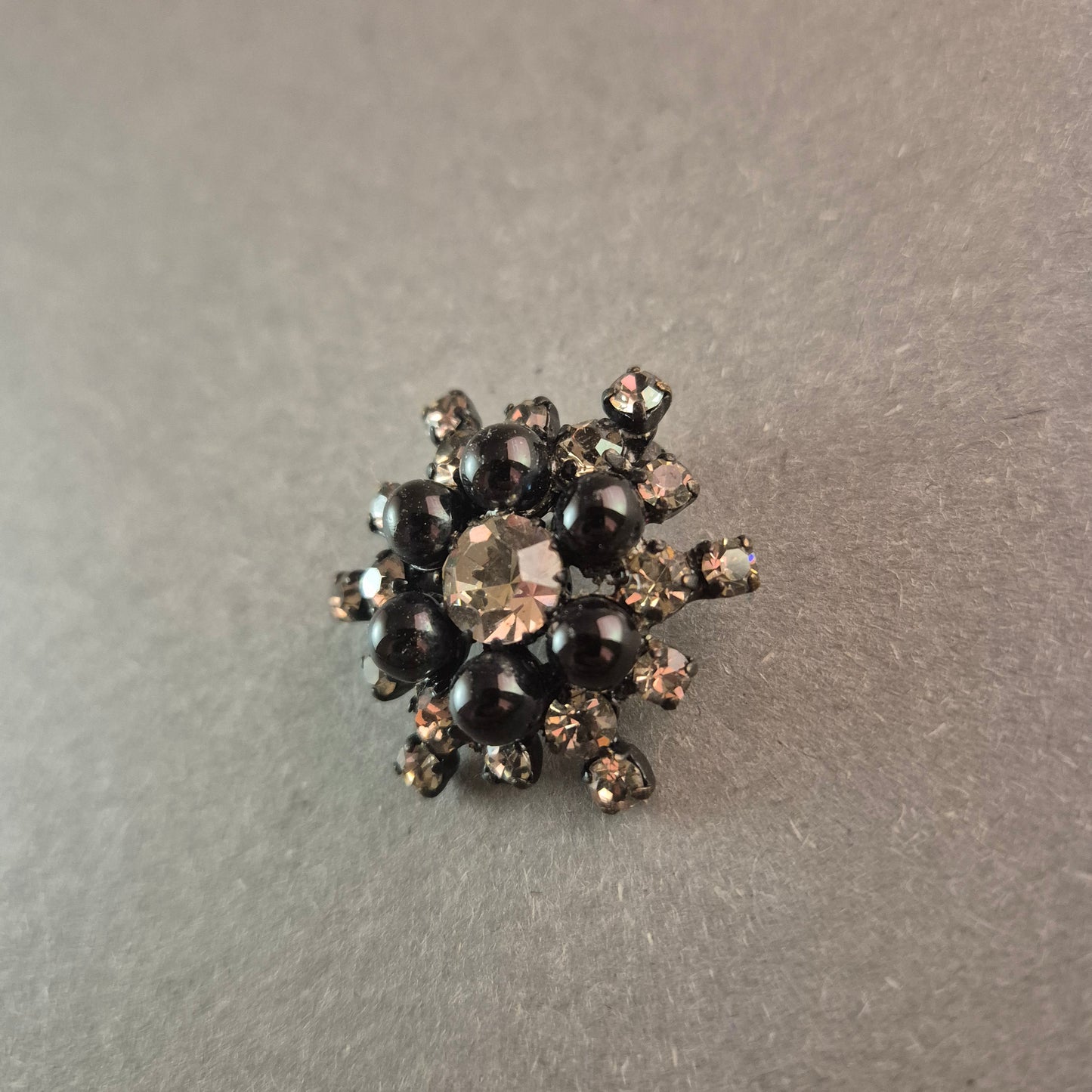 Strass Brosche Elegante Blumenform mit schwarzem und klarem Kristallbesatz